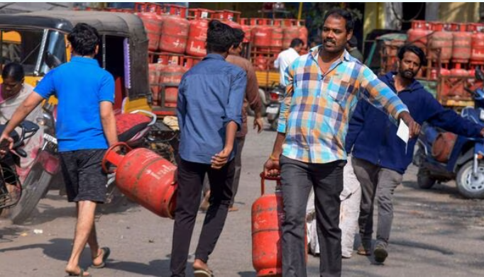 LPG gas price update: Rates of commercial cylinders increased by ₹25 today. Check latest rates