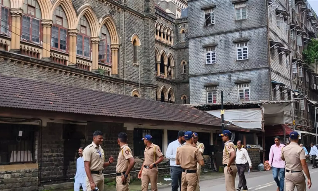Bombay High Court receives bomb threat; premises vacated, heavy security deployed