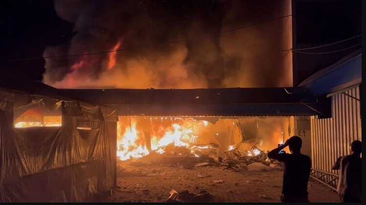 Israeli strikes kill 19 Palestinians near Gaza’s last functioning hospitals