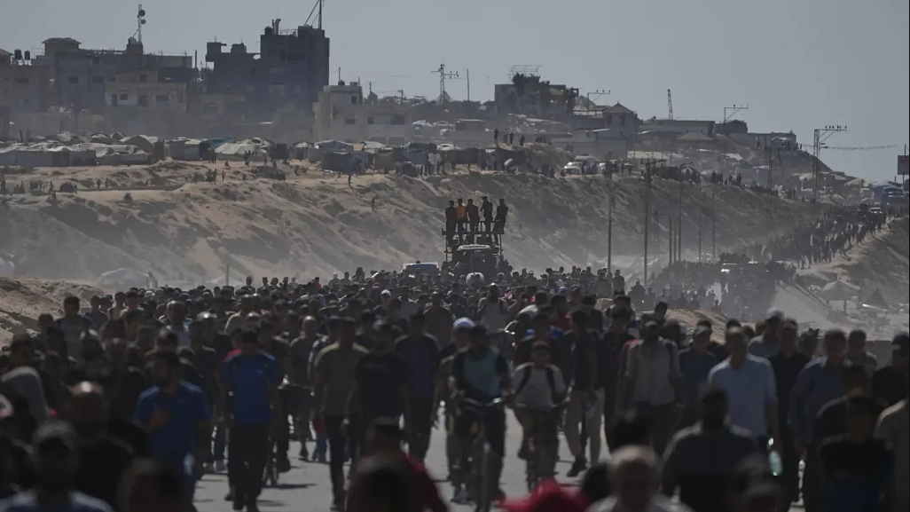 Palestinians return to northern Gaza as Israel-Hamas ceasefire holds