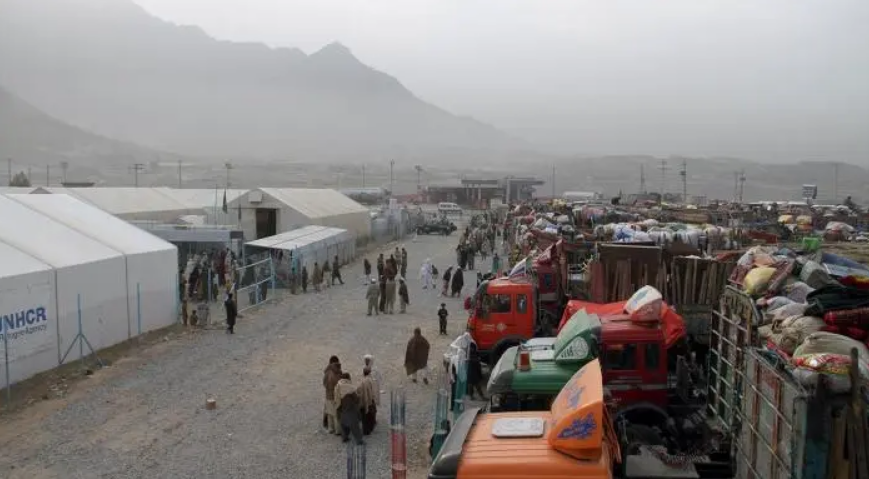 80,000 Afghans gather to watch a 13-year-old execute the killer of his family